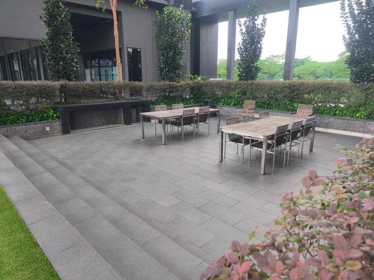 8pax View Next To Kl118 Chinatown N Train Station